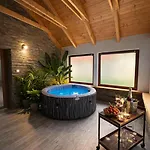 Romantic House With Jakuzzi Apartman *